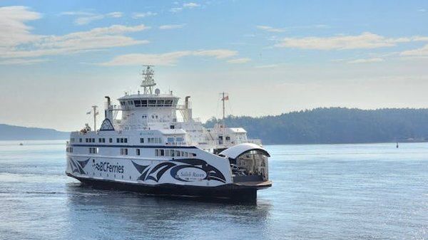 Quelle croisière offre des excursions pour découvrir les cascades cachées d'Hawaï ?